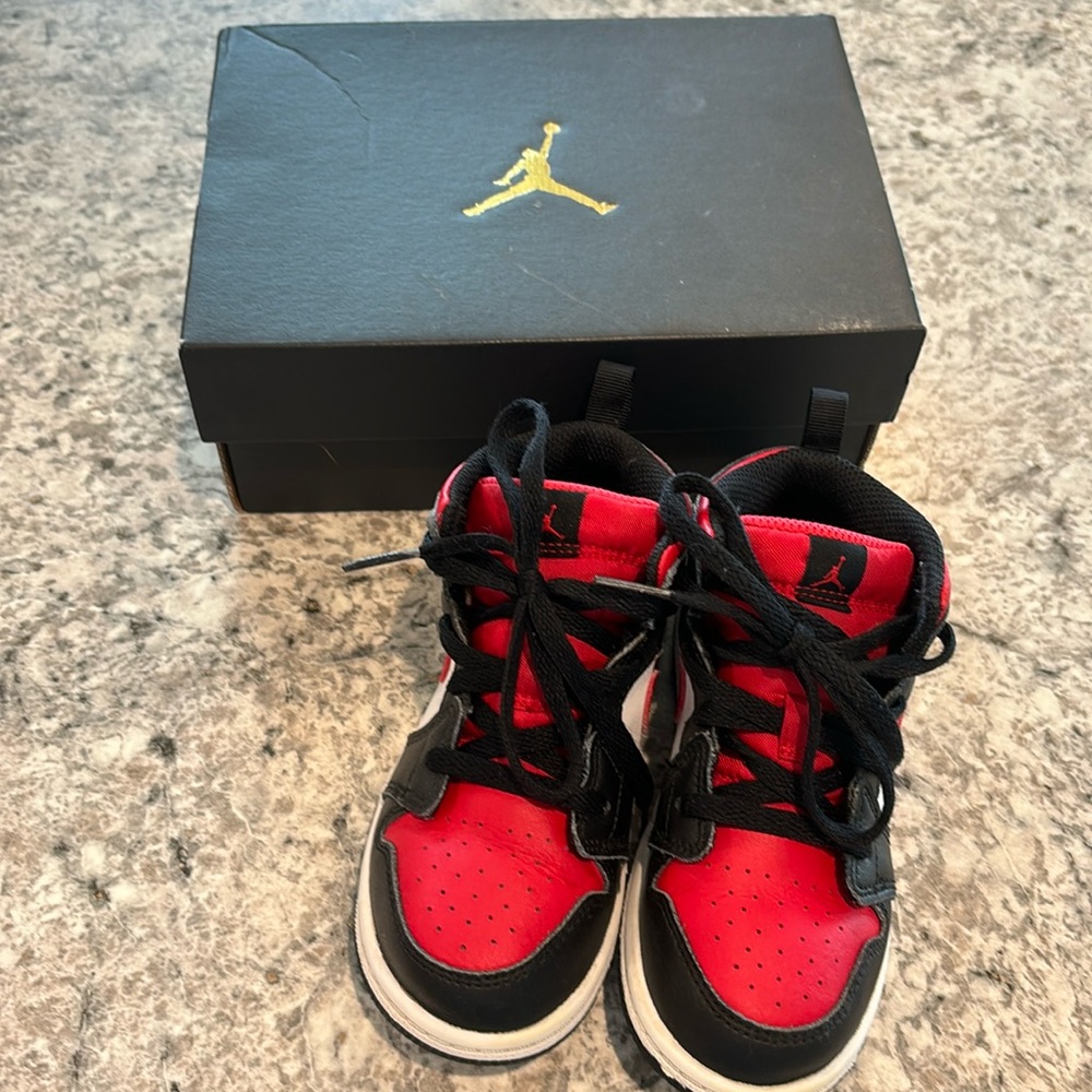 Kids Jordan 1 MID shoes